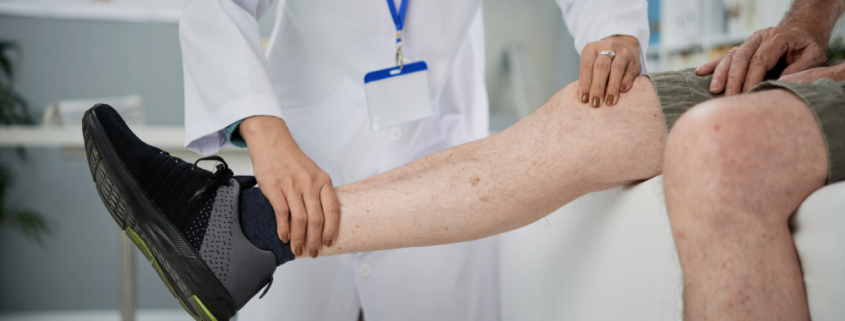 insufficienza venosa cronica: medico visita gambe del paziente