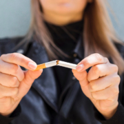 smettere di fumare, una donna spezza una sigaretta