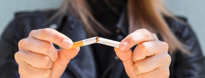 smettere di fumare, una donna spezza una sigaretta
