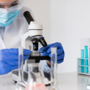 colla per fratture ossee, una ricercatrice a lavoro
