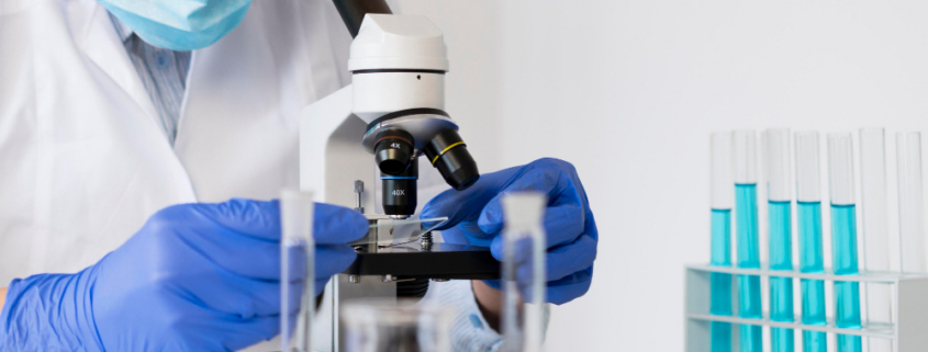 colla per fratture ossee, una ricercatrice a lavoro