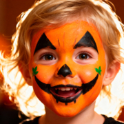 halloween un bambino truccato da zucca