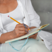 medicina narrativa una donna medico scrive su di un quaderno