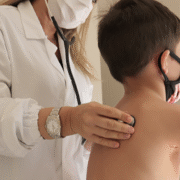 un medico visita un bambino affetto da bronchiolite