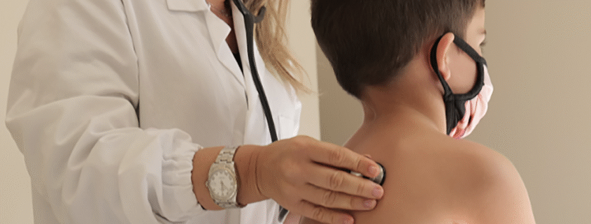 un medico visita un bambino affetto da bronchiolite