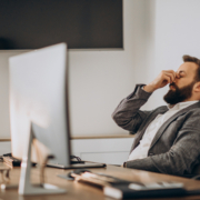 un uomo affetto da stress cronico