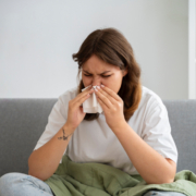 una donna alle prese con allergie