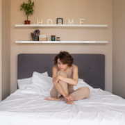 hiv una donna pensierosa sul letto di casa