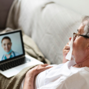 intelligenza artificiale, un uomo malato consulta il pc