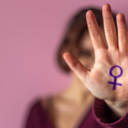 violenza di genere, una donna fa il segno stop con la mano