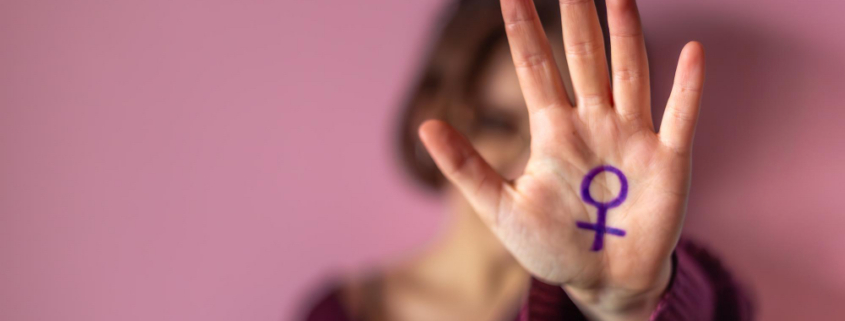 violenza di genere, una donna fa il segno stop con la mano