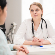 papillomavirus, una giovane donna a visita medica