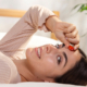 dry brushing una donna distesa