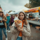 street food, una ragazza mostra una pita