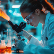 una ricercatrice a lavoro sulla maculopatia