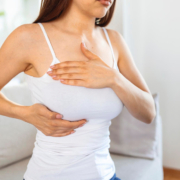 brca una donna si palpa il seno