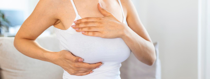 brca una donna si palpa il seno