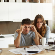 cure, un uomo e una donna fanno i conti domestici