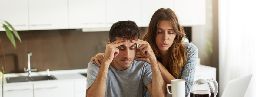 cure, un uomo e una donna fanno i conti domestici