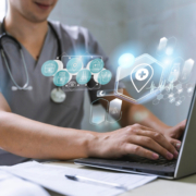 digital health, un medico la pc