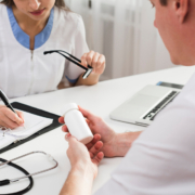 epatite c, un uomo si sottopone ad una visita medica