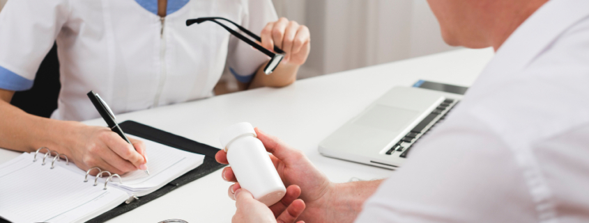 epatite c, un uomo si sottopone ad una visita medica