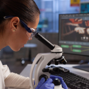 macrofagi, una ricercatrice li studia al microscopio