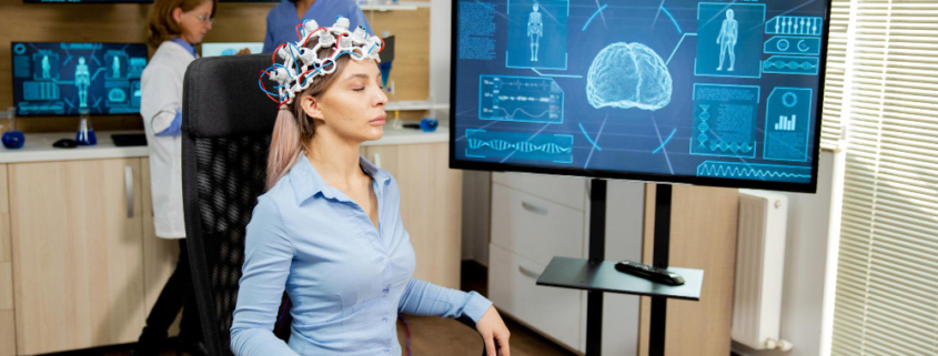 neuralink, una donna con un cachetto neurale
