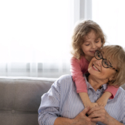 nonni e nipoti passano del tempo assieme