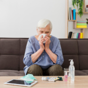 una donna anziana con i sintomi dell'influenza