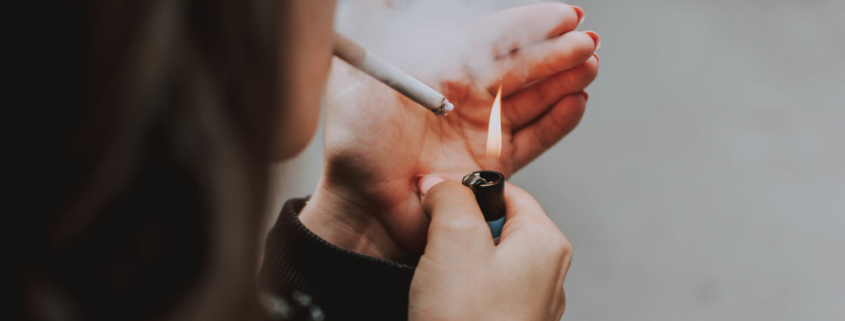 una donna cede al vizio del fumo