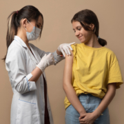 una giovane si vaccina contro l'hpv