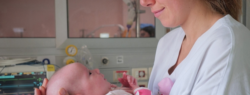 bambino gesù, un'infermiera con neonato