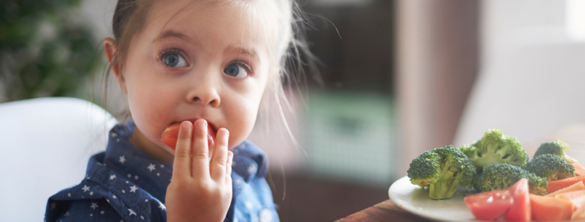 disturbi alimentari, una bimba che mangia