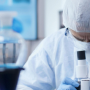 genetica, un ricercatore in laboratorio