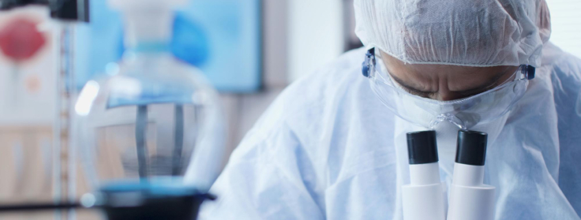 genetica, un ricercatore in laboratorio