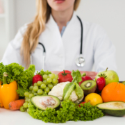 nutrienti, un medico e tanti alimenti sani