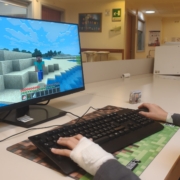 stomy craft bambino che gioca verticale social aou meyer irccs