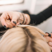 una donna con extension ai capelli