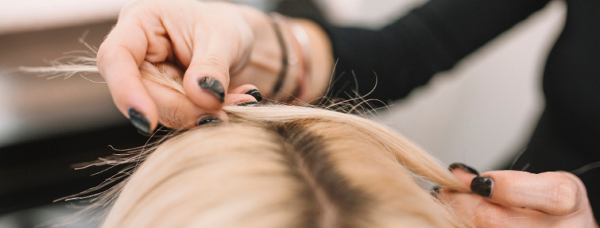 una donna con extension ai capelli
