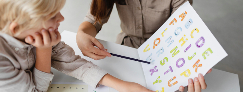 un bambino fa logopedia