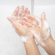 epatite a, una donna si lava le mani