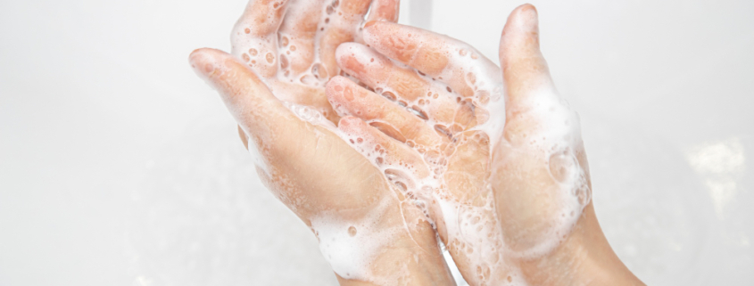 epatite a, una donna si lava le mani