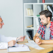 tumore colon retto, un uomo di 45 anni si sottopone ad una visita