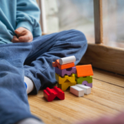 un bambino con autismo nella sua stanzetta