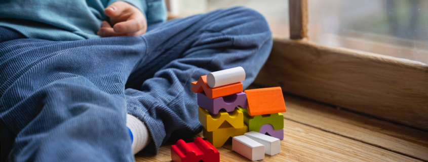 un bambino con autismo nella sua stanzetta