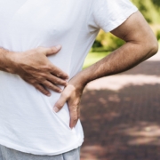 un uomo con dolore al rene