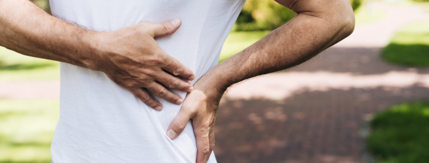 un uomo con dolore al rene