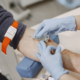 un uomo si sottopone ad un prelievo di sangue