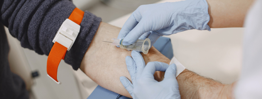 un uomo si sottopone ad un prelievo di sangue